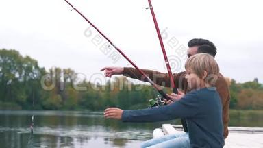 父子俩在河上钓鱼